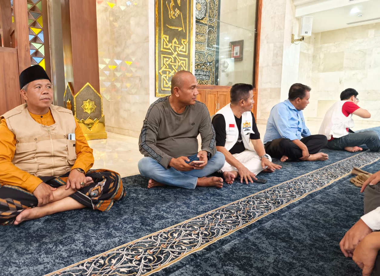Dalam rangka Mukab IX Kadin Kabupaten Bogor, Panitia dan Ibu Ketua KADIN Kab. Bogor melaksanakan Sholat Azhar dan Doa Bersama di Masjid Nurul Wathon.